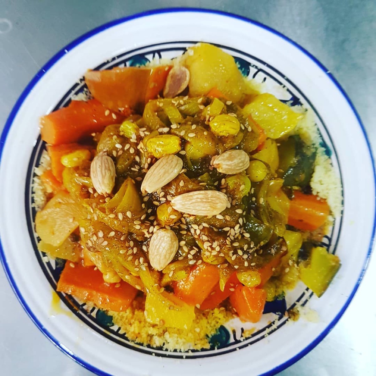 Couscous aux légumes de saison + tfaya + 1 viande au choix