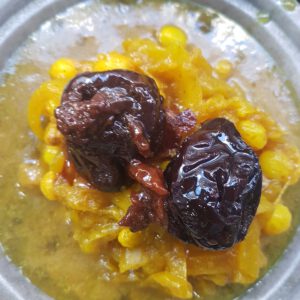Tajine d'agneau aux raisins sec, pruneaux et amandes