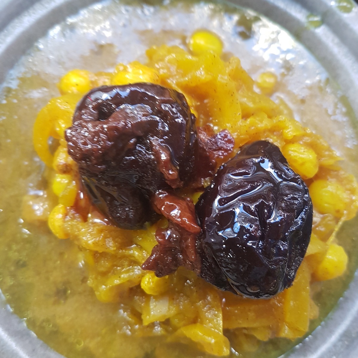 Tajine d'agneau aux raisins sec, pruneaux et amandes